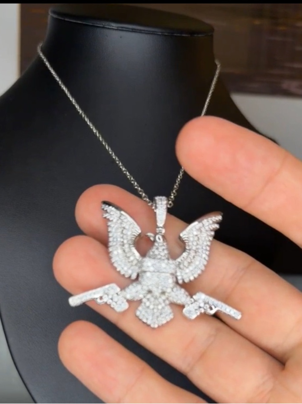 Silver Pavé Eagle Pendant Necklace - 2.30 kt authenticated